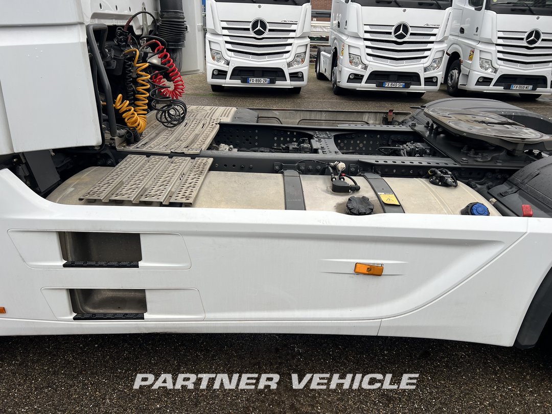 frontLeft : Mercedes Actros 1845 Tractor