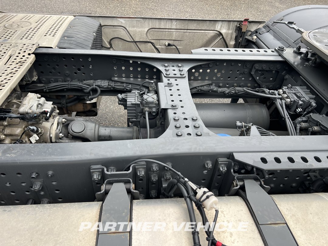 frontLeft : Mercedes Actros 1845 Tractor