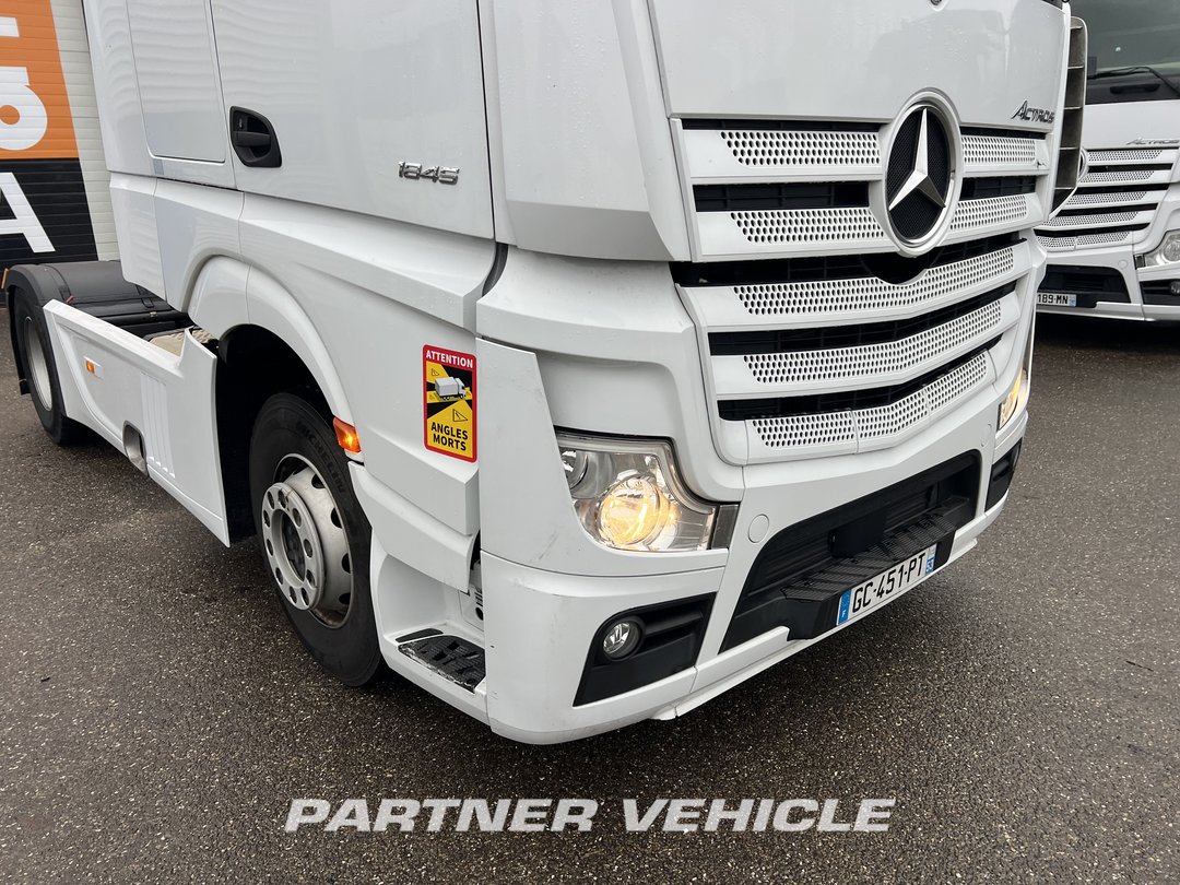 frontLeft : Mercedes Actros 1845 Tractor
