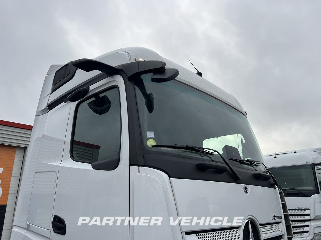 frontLeft : Mercedes Actros 1845 Tractor