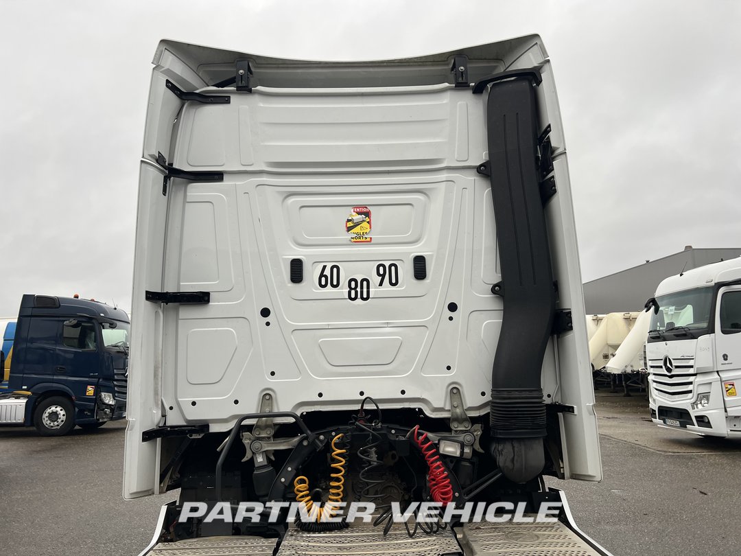 frontLeft : Mercedes Actros 1845 Tractor