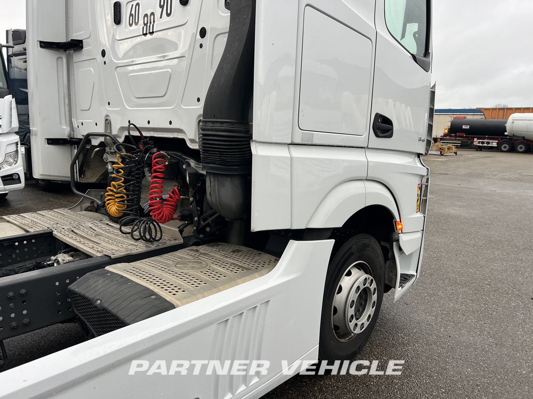 frontLeft : Mercedes Actros 1845 Tractor