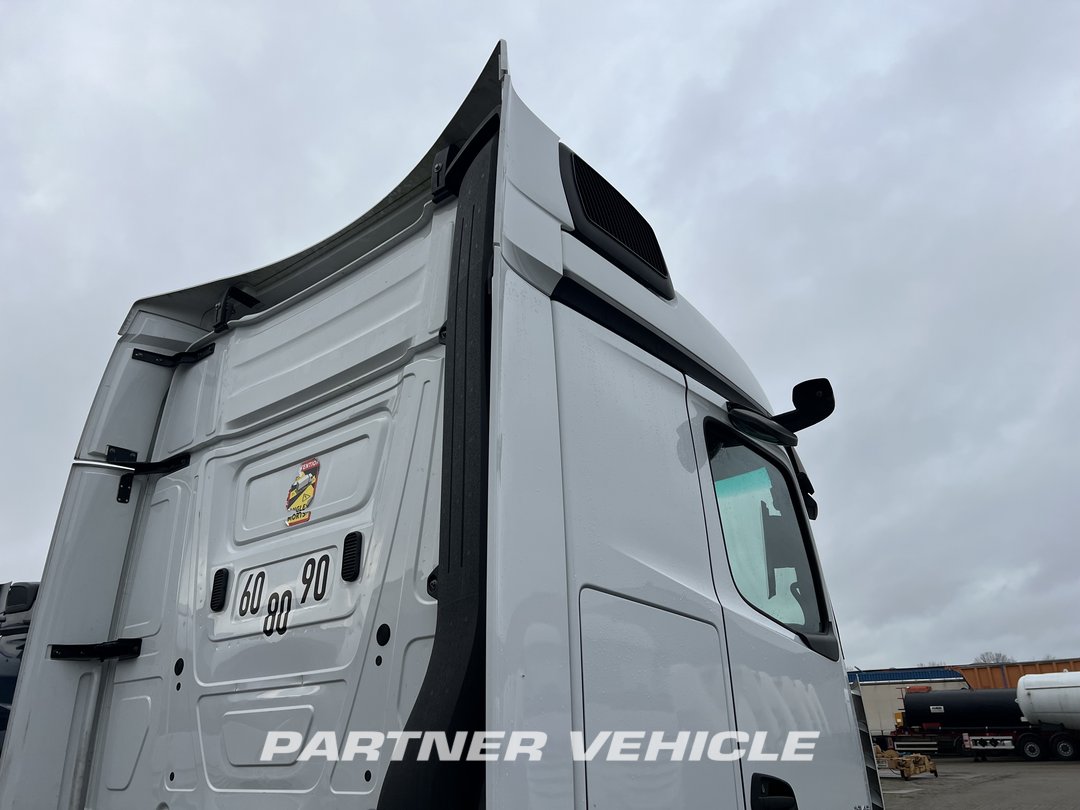 frontLeft : Mercedes Actros 1845 Tractor