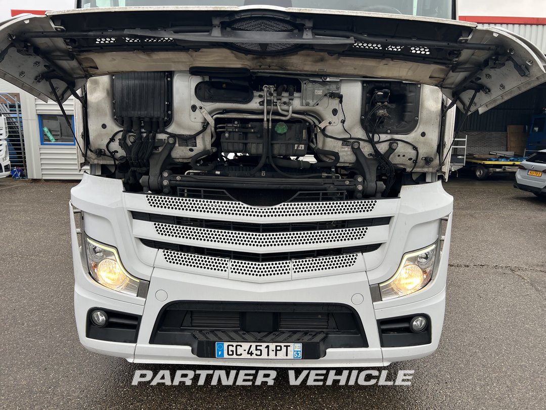 frontLeft : Mercedes Actros 1845 Tractor