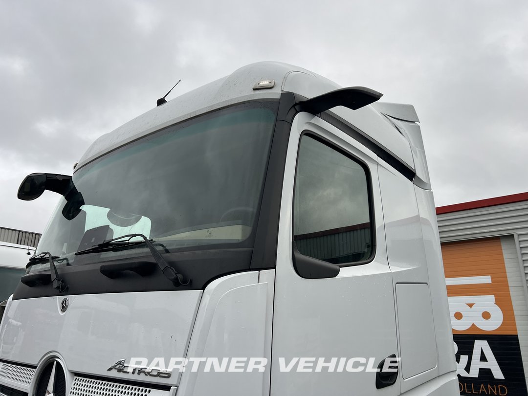 frontLeft : Mercedes Actros 1845 Tractor