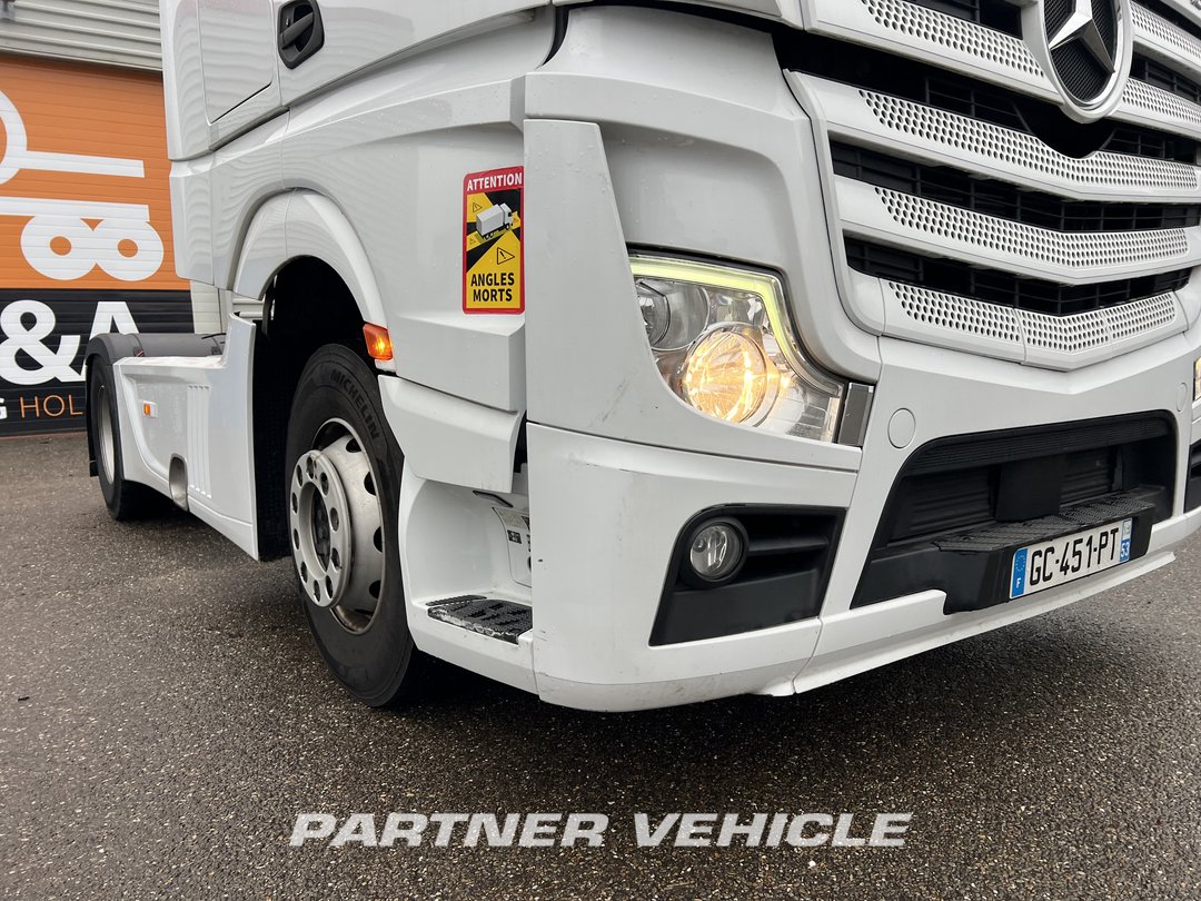 frontLeft : Mercedes Actros 1845 Tractor
