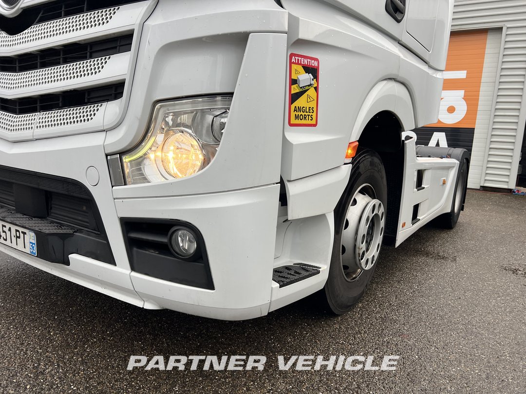 frontLeft : Mercedes Actros 1845 Tractor