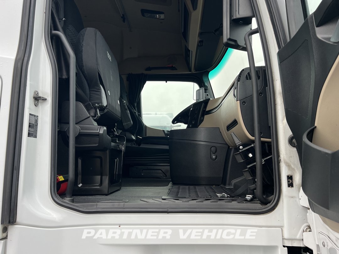 frontLeft : Mercedes Actros 1845 Tractor