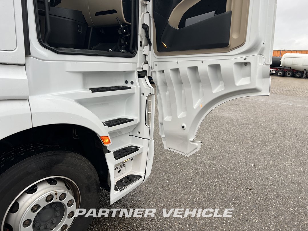 frontLeft : Mercedes Actros 1845 Tractor