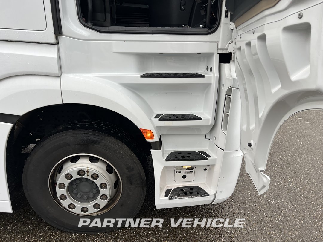frontLeft : Mercedes Actros 1845 Tractor