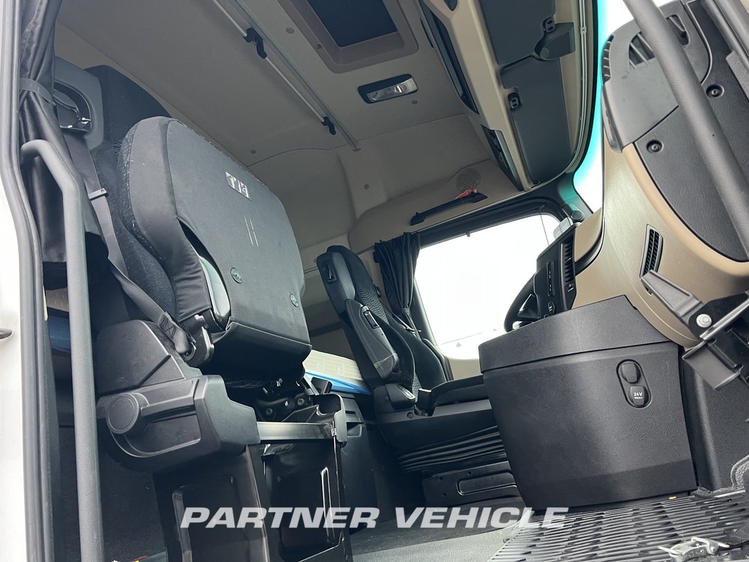 frontLeft : Mercedes Actros 1845 Tractor