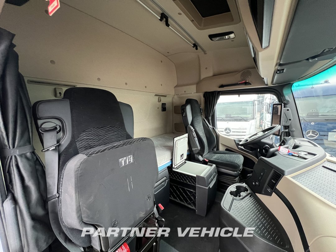 frontLeft : Mercedes Actros 1845 Tractor