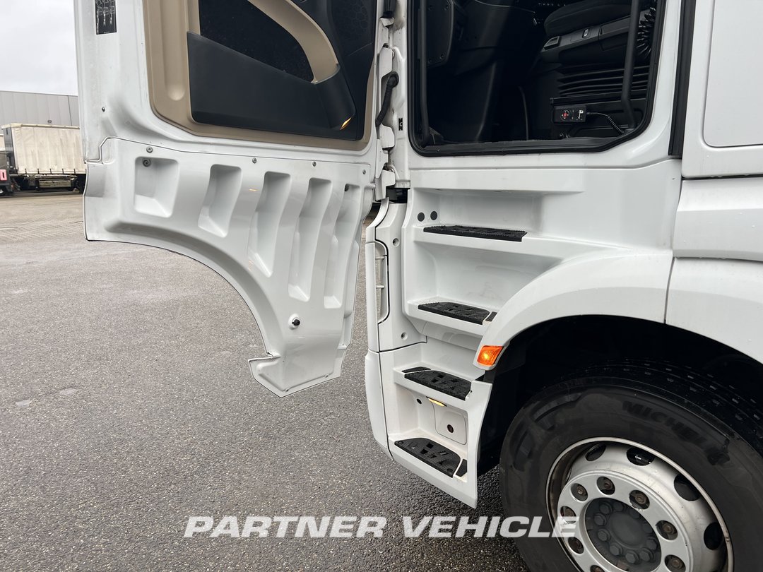frontLeft : Mercedes Actros 1845 Tractor
