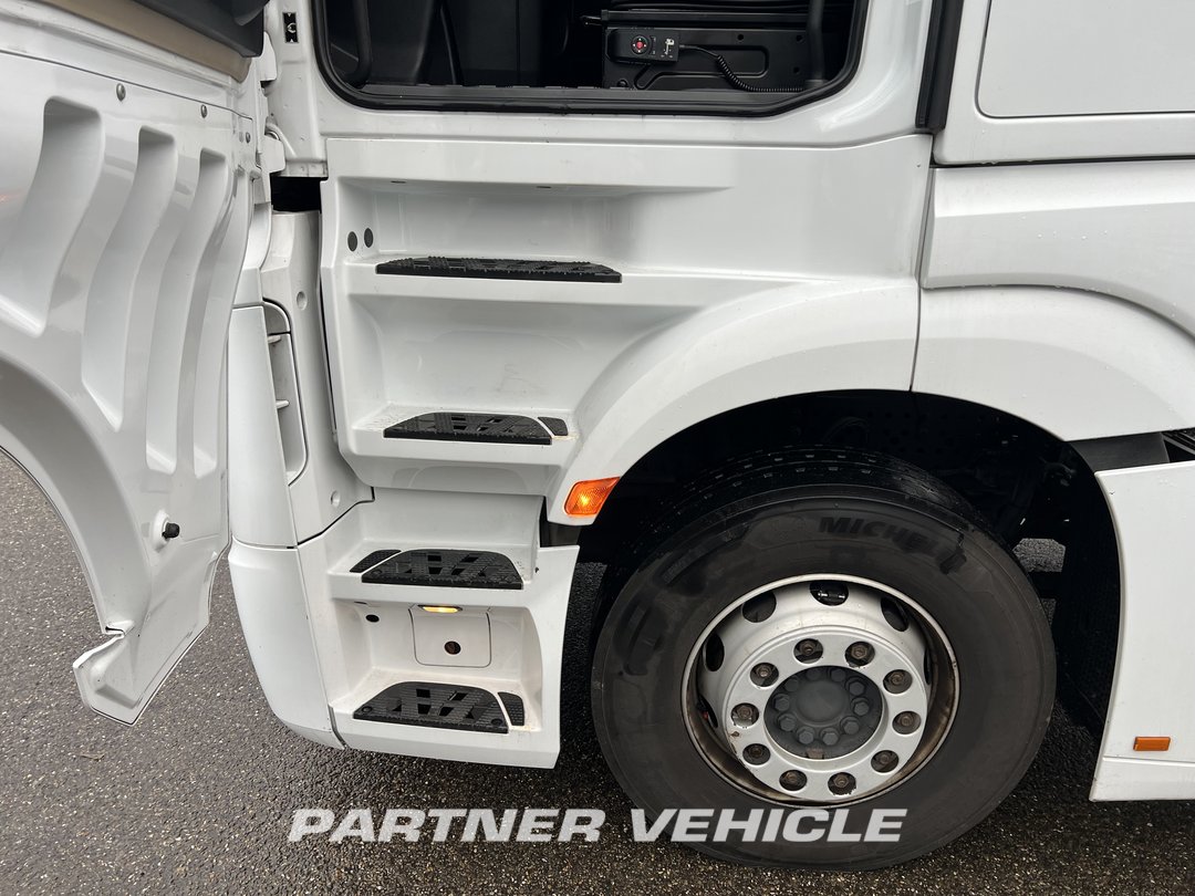 frontLeft : Mercedes Actros 1845 Tractor