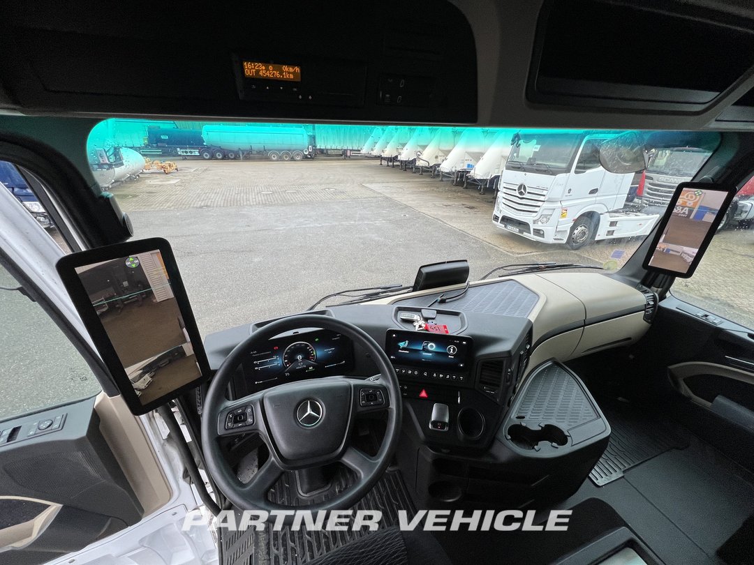 frontLeft : Mercedes Actros 1845 Tractor