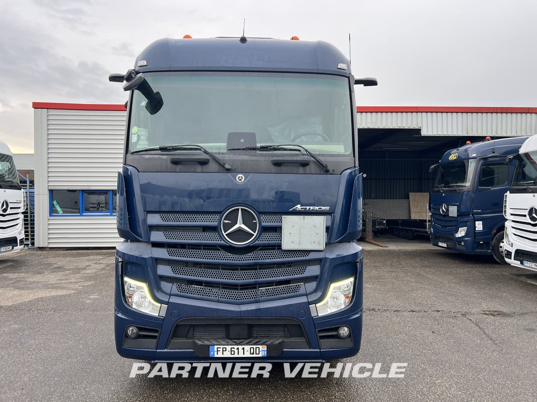 frontLeft : Mercedes Actros 1848 Влекач