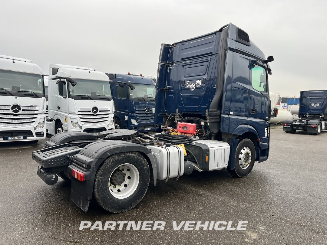 frontLeft : Mercedes Actros 1848 Влекач