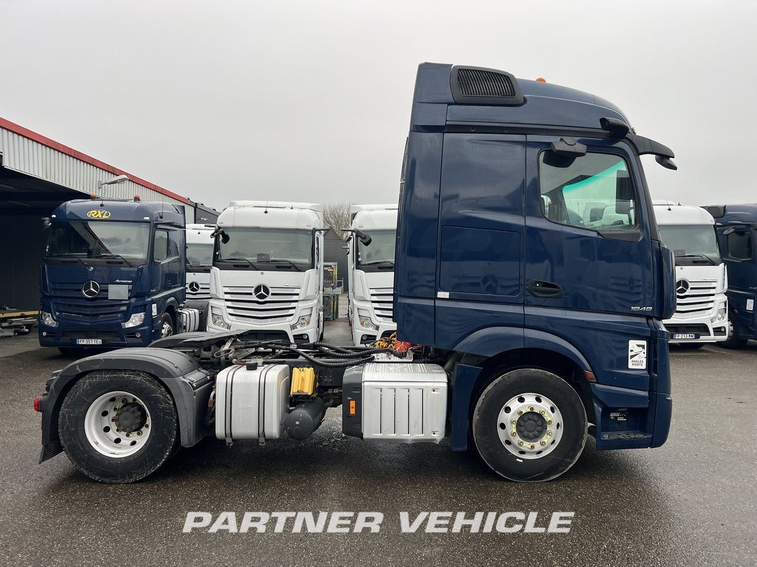 frontLeft : Mercedes Actros 1848 Влекач