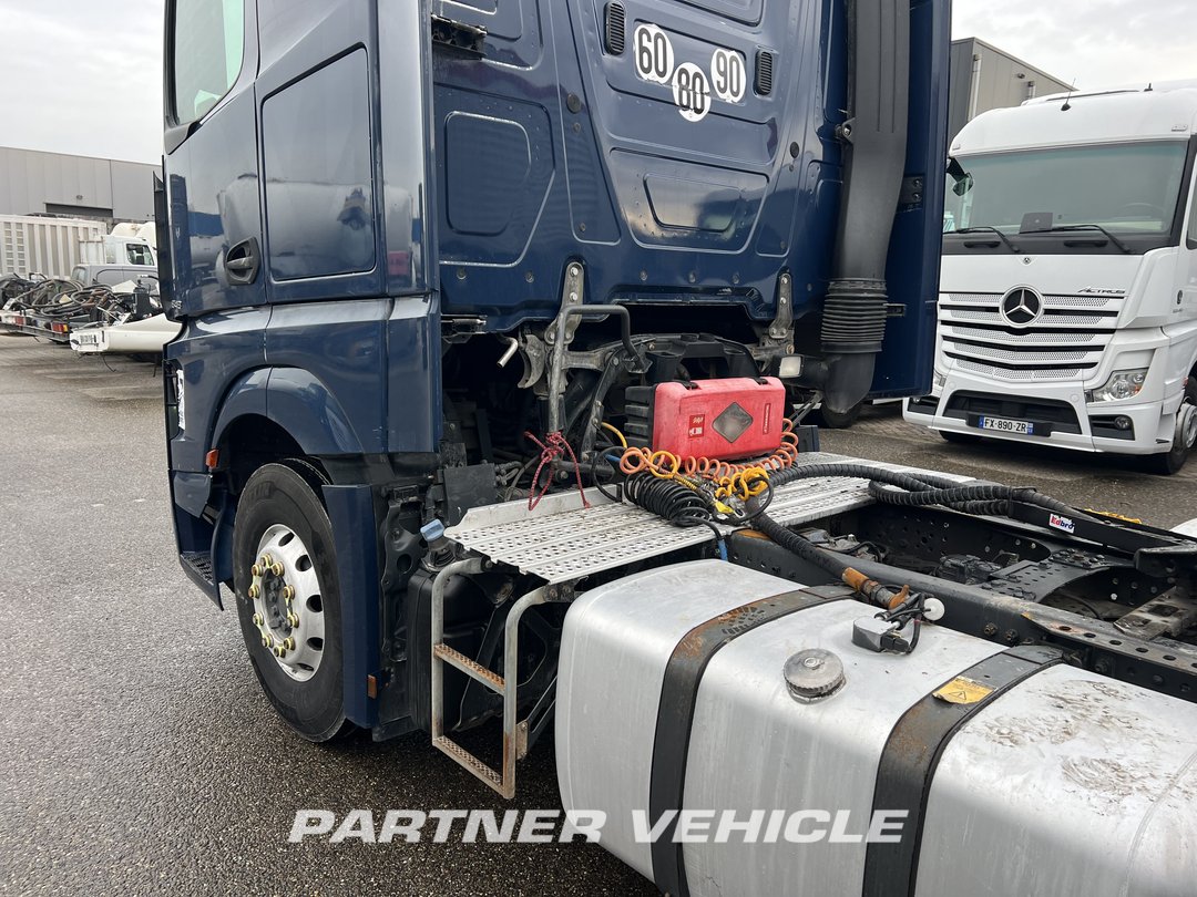frontLeft : Mercedes Actros 1848 Влекач