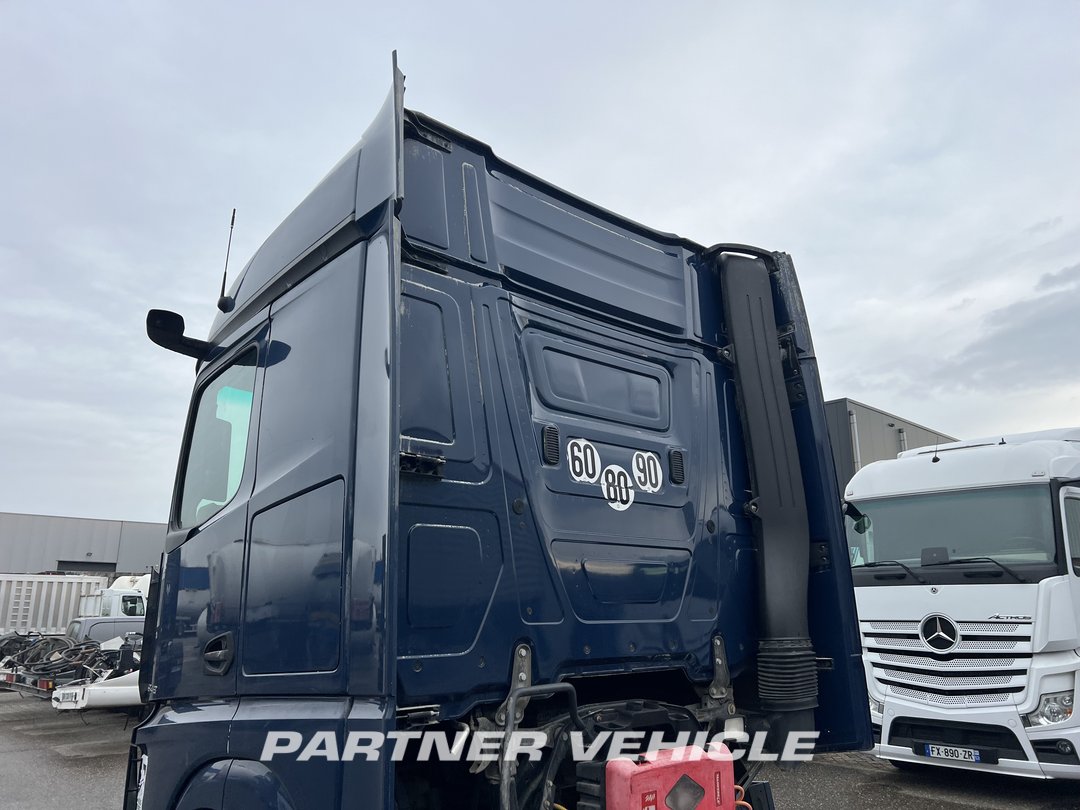 frontLeft : Mercedes Actros 1848 Влекач