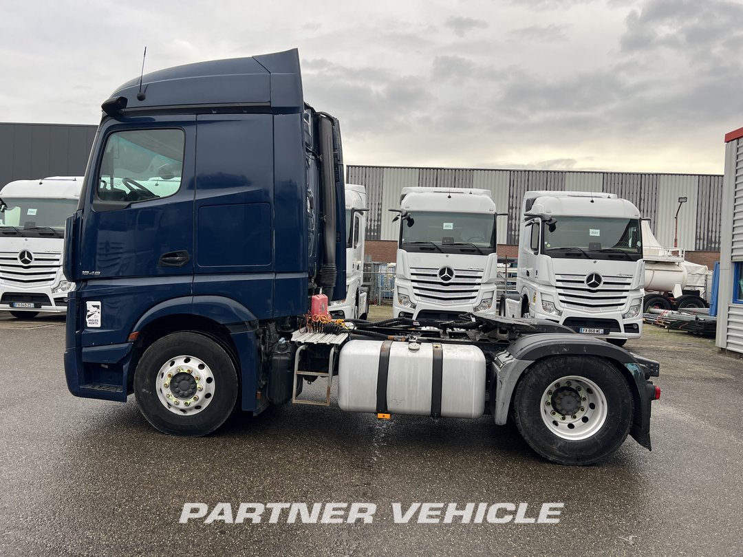 frontLeft : Mercedes Actros 1848 Влекач