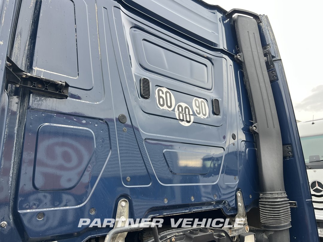 frontLeft : Mercedes Actros 1848 Влекач