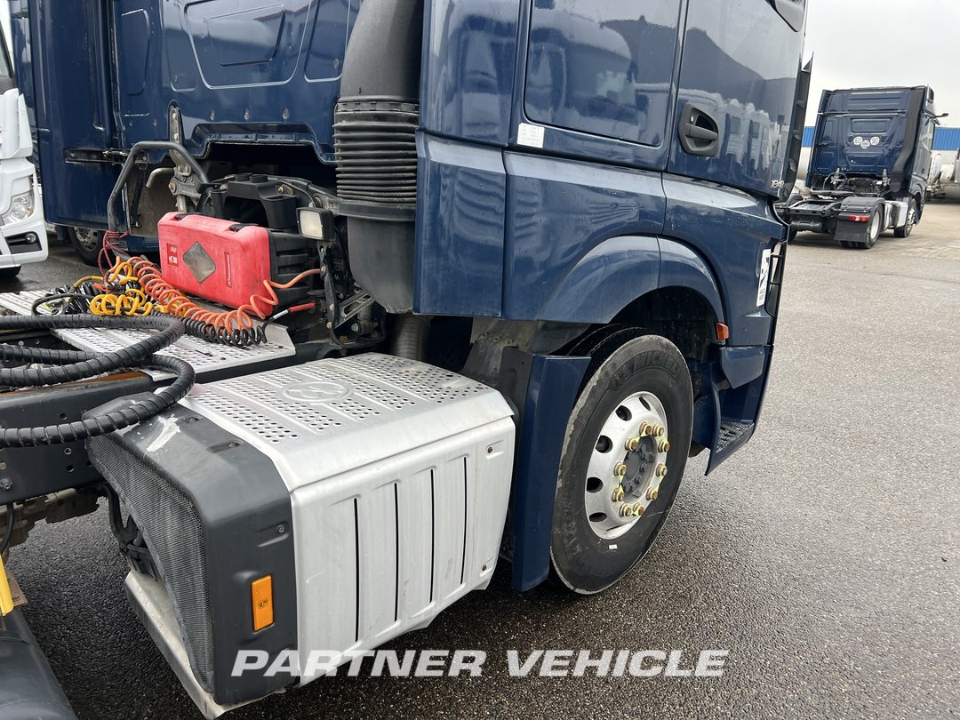frontLeft : Mercedes Actros 1848 Влекач