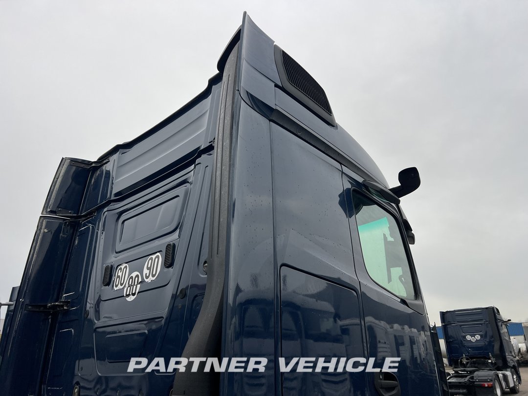 frontLeft : Mercedes Actros 1848 Влекач