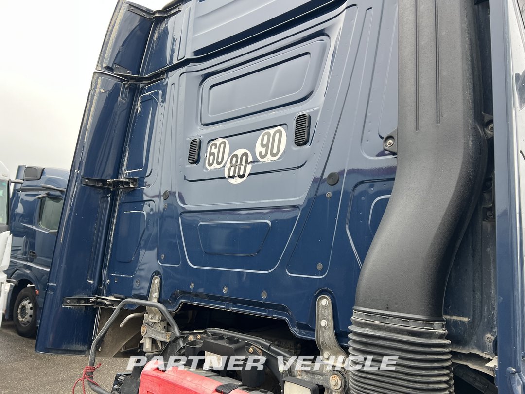 frontLeft : Mercedes Actros 1848 Влекач