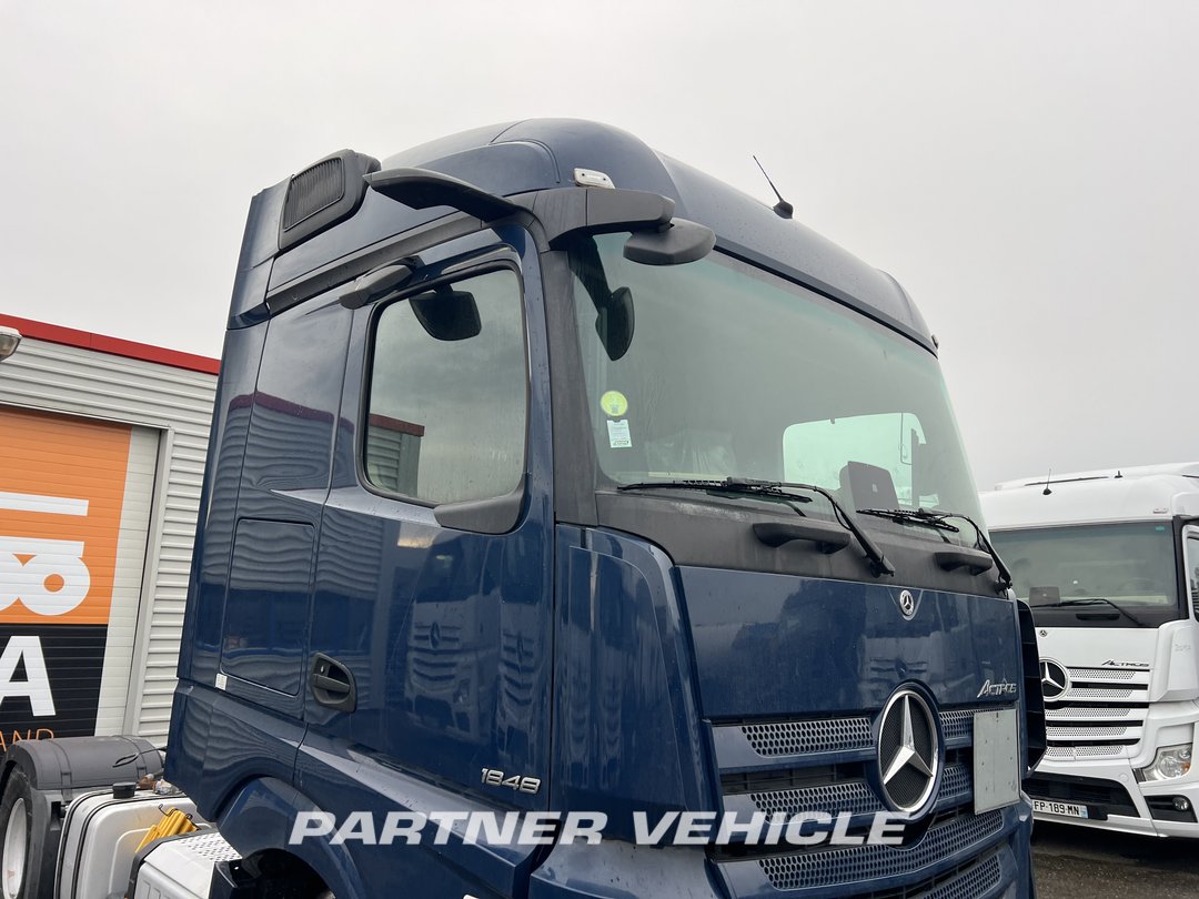 frontLeft : Mercedes Actros 1848 Влекач