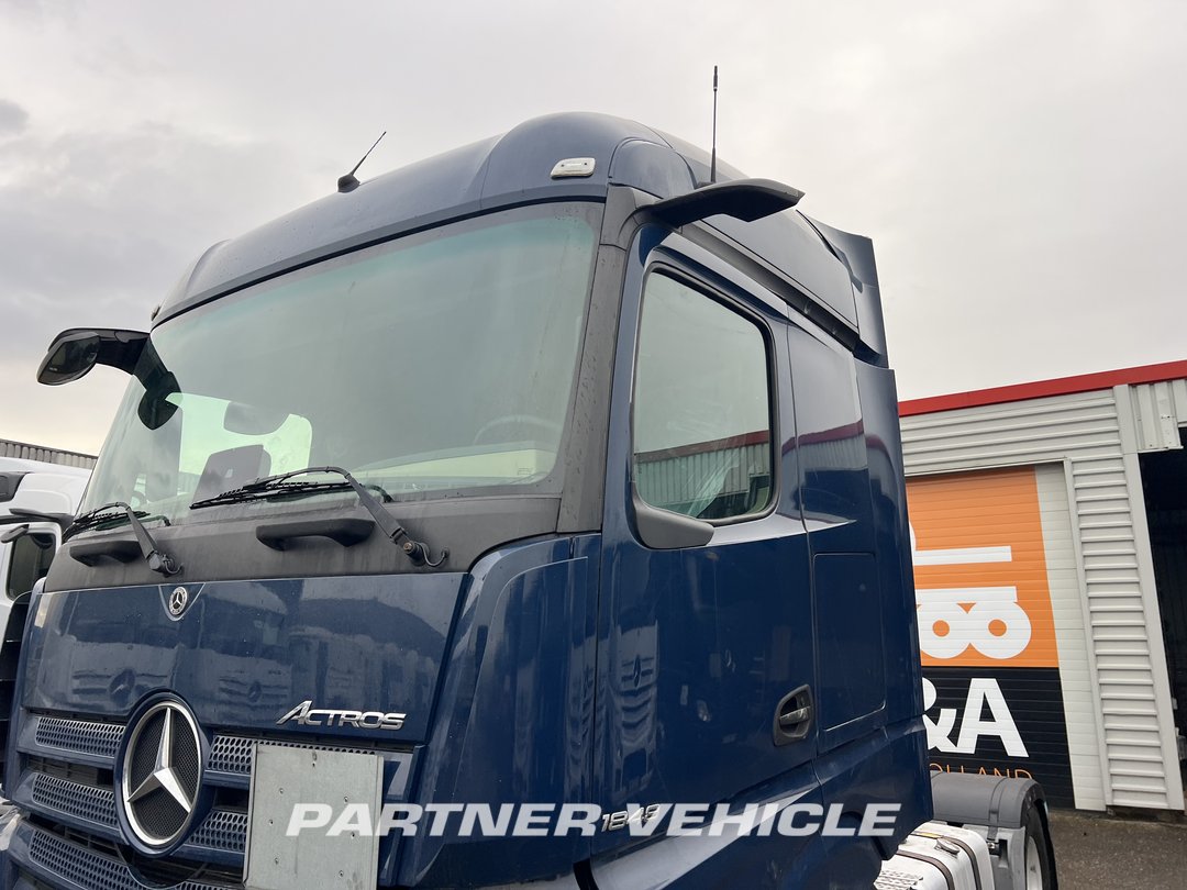 frontLeft : Mercedes Actros 1848 Влекач