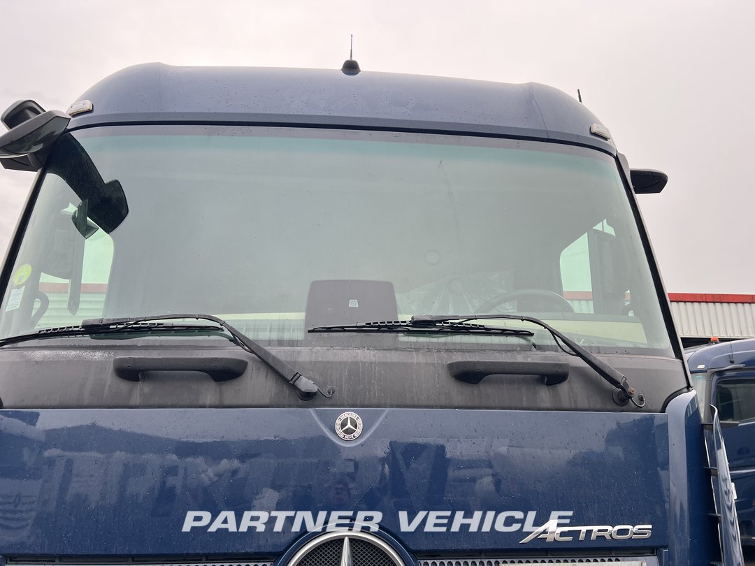 frontLeft : Mercedes Actros 1848 Влекач
