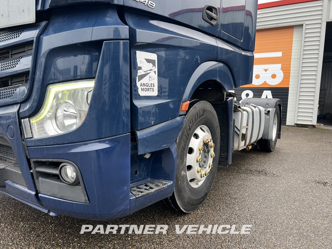 frontLeft : Mercedes Actros 1848 Влекач