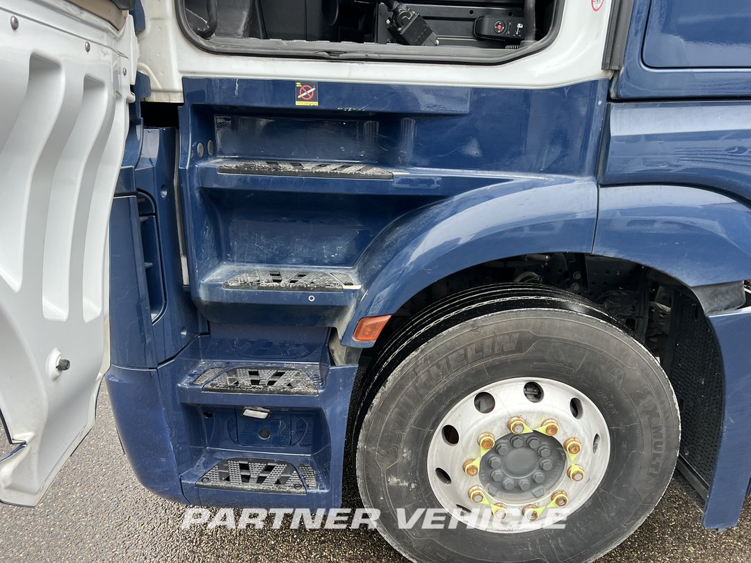 frontLeft : Mercedes Actros 1848 Влекач