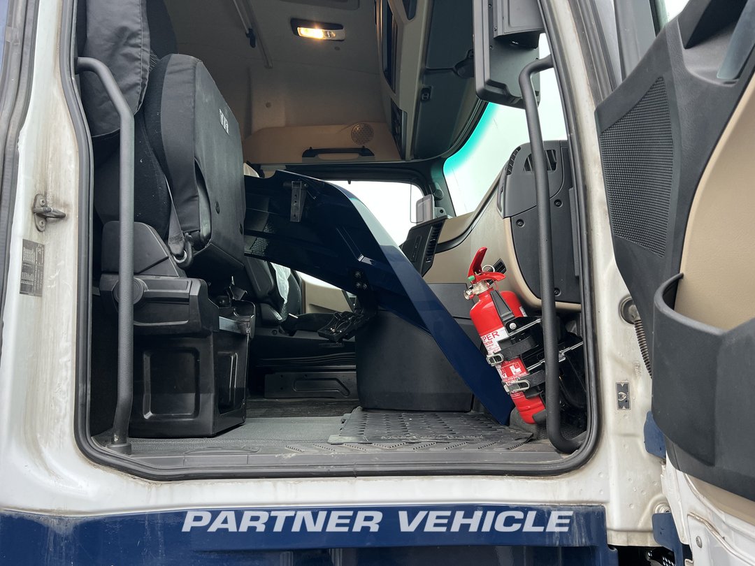 frontLeft : Mercedes Actros 1848 Влекач