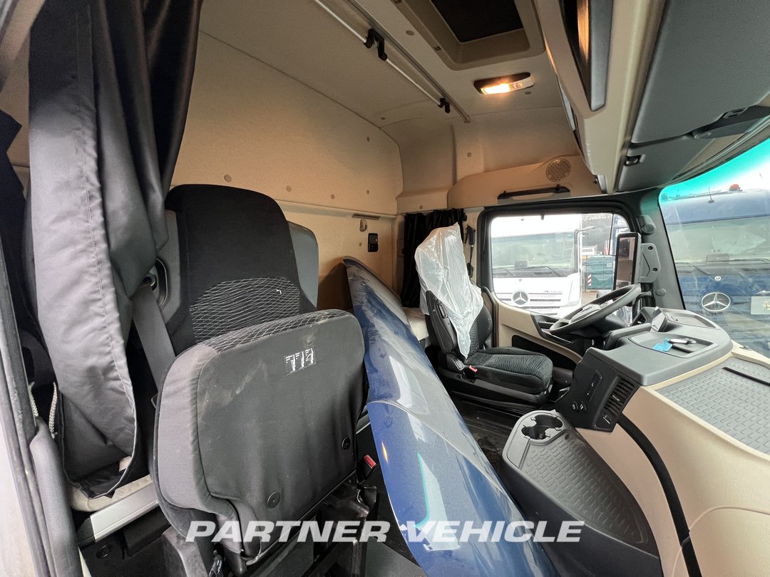 frontLeft : Mercedes Actros 1848 Влекач
