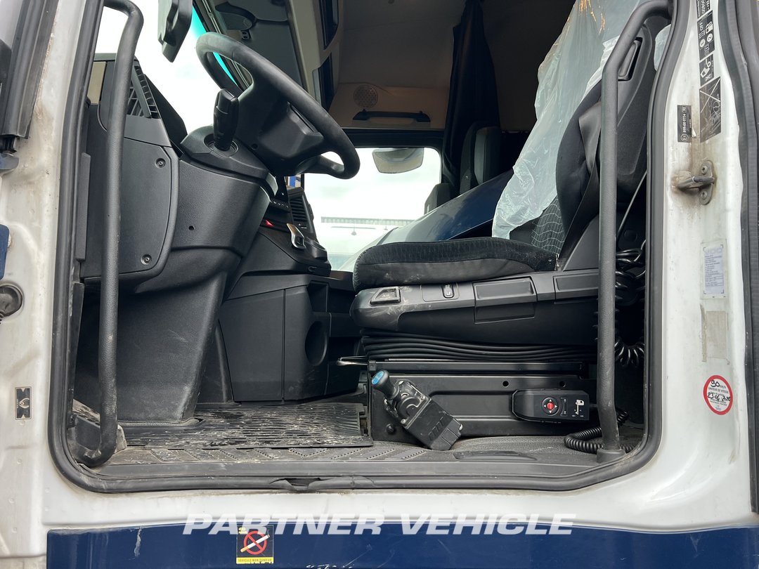 frontLeft : Mercedes Actros 1848 Влекач
