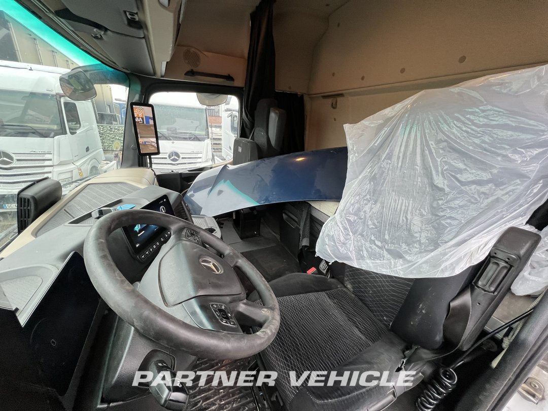 frontLeft : Mercedes Actros 1848 Влекач