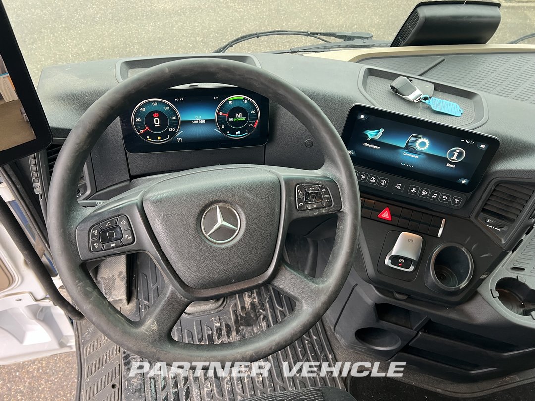 frontLeft : Mercedes Actros 1848 Влекач