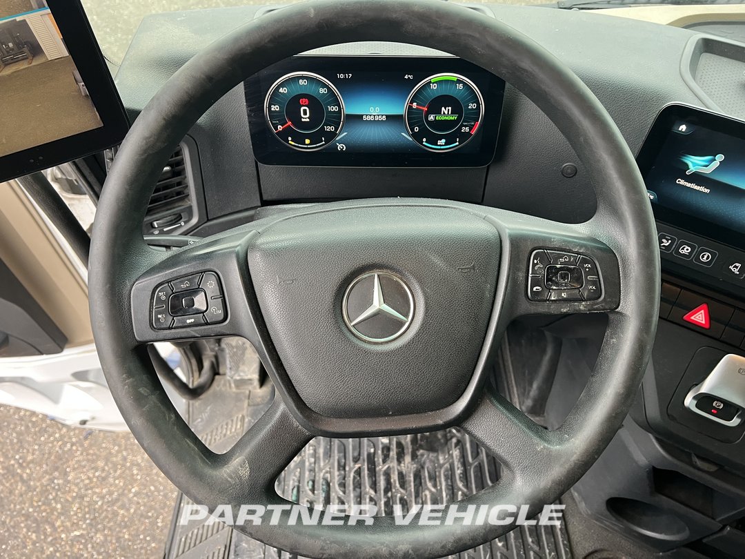 frontLeft : Mercedes Actros 1848 Влекач