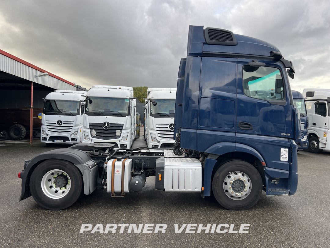 frontLeft : Mercedes Actros 1848 Tractor