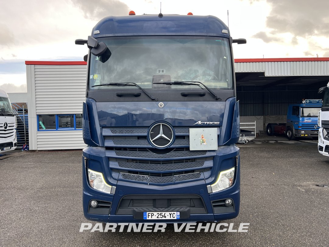 frontLeft : Mercedes Actros 1848 Tractor