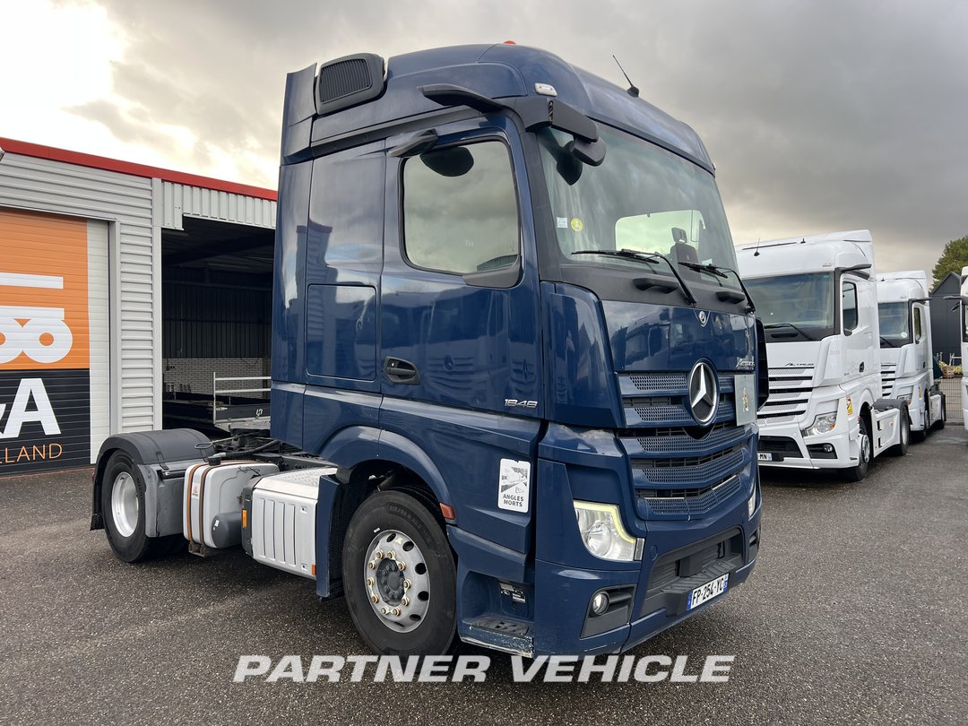 frontLeft : Mercedes Actros 1848 Tractor