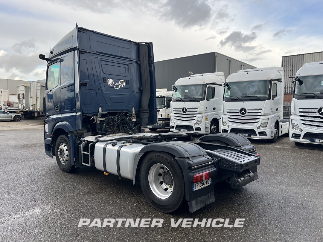 frontLeft : Mercedes Actros 1848 Tractor