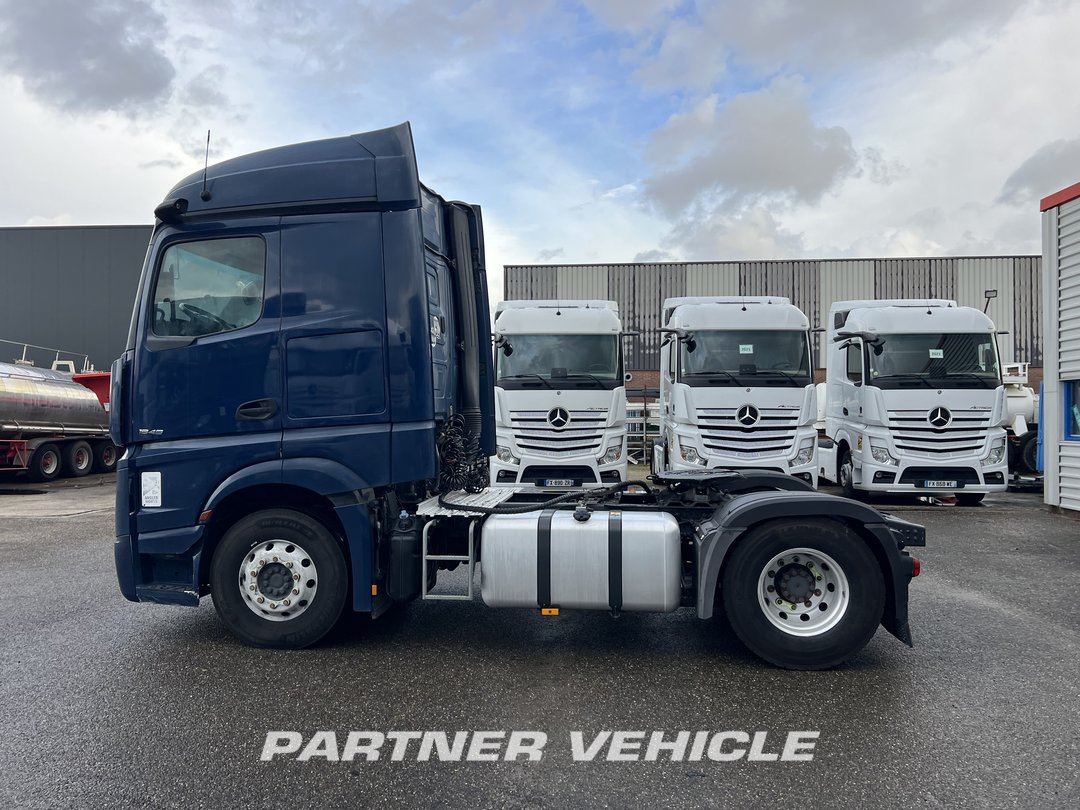 frontLeft : Mercedes Actros 1848 Tractor
