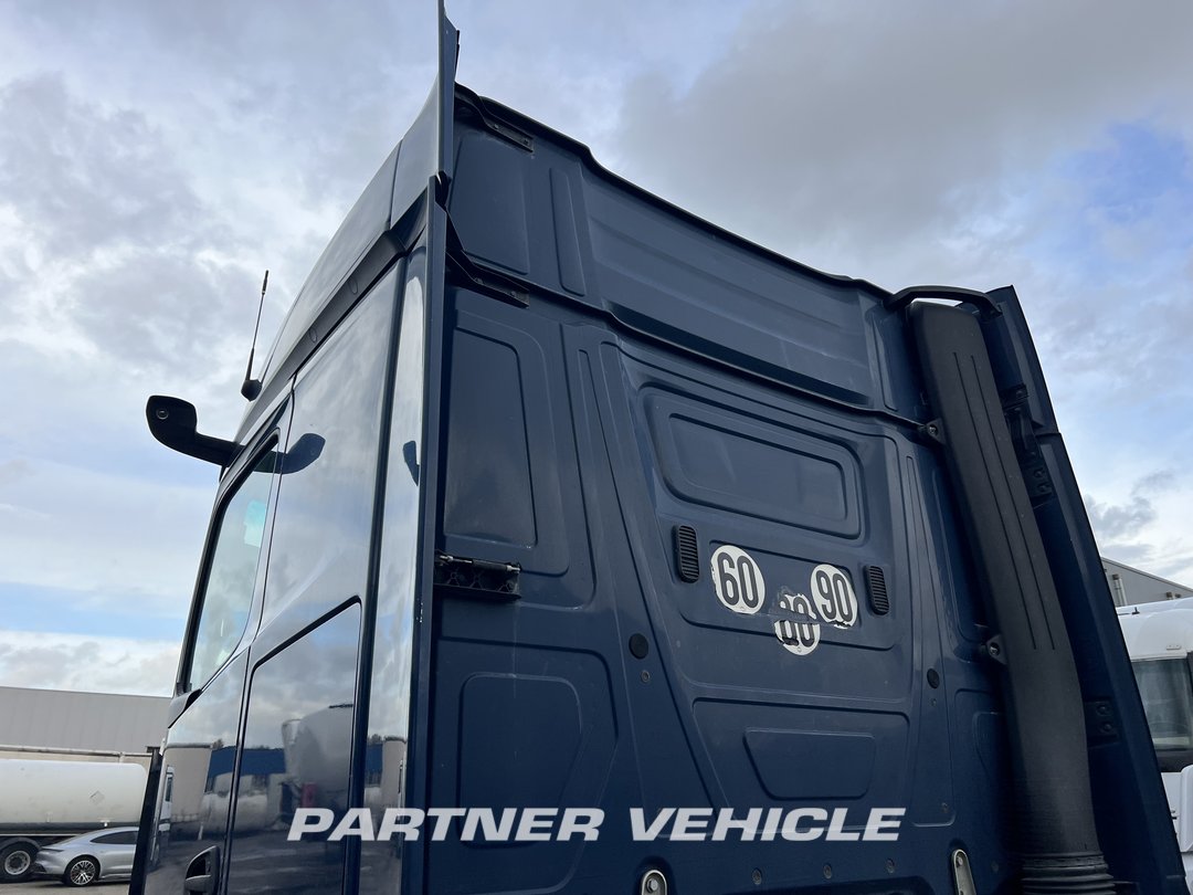 frontLeft : Mercedes Actros 1848 Tractor