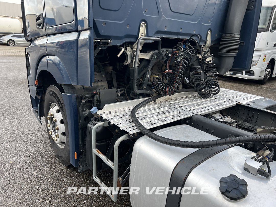 frontLeft : Mercedes Actros 1848 Tractor