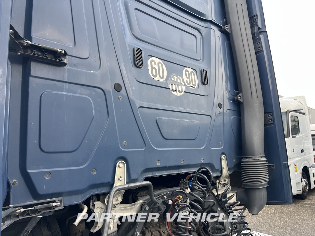frontLeft : Mercedes Actros 1848 Tractor