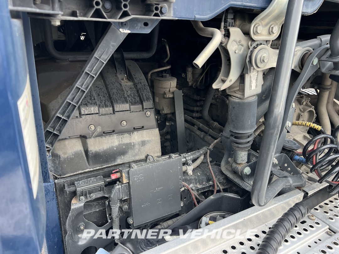 frontLeft : Mercedes Actros 1848 Tractor