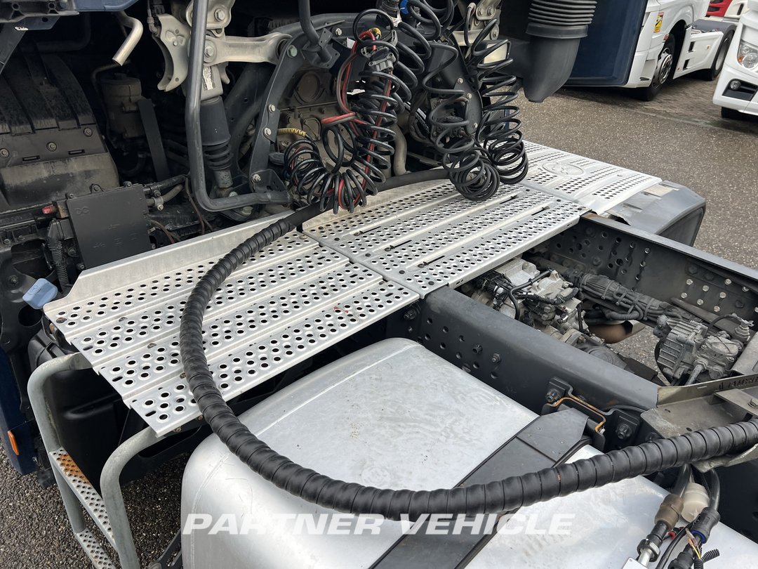 frontLeft : Mercedes Actros 1848 Tractor
